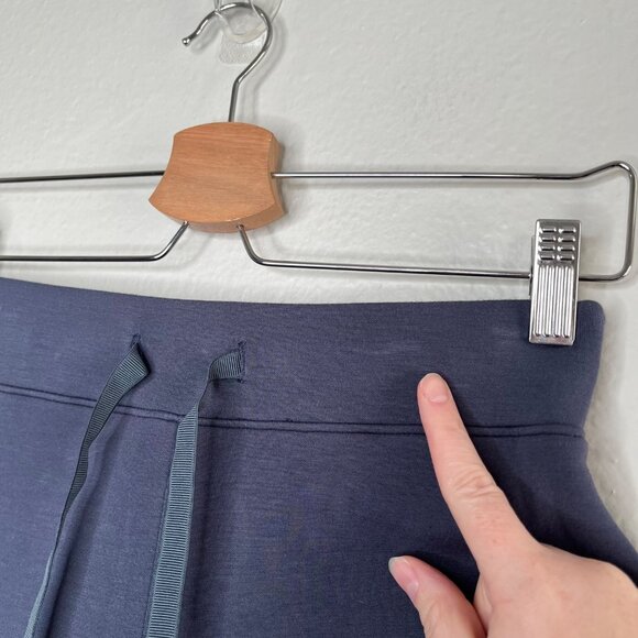 Spanx Womens AirEssentials Navy Blue 4 inch Shorts Small 50683r - Picture 4 of 9